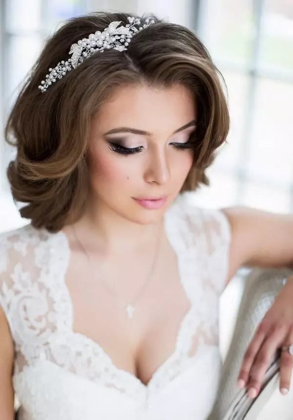 Gaya rambut perkahwinan dengan mahkota (54 foto): Pilih gaya rambut dengan tudung dan mahkota untuk pengantin perkahwinan 7962_19
