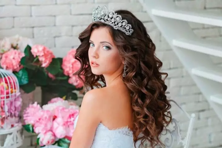 Gaya rambut perkahwinan dengan mahkota (54 foto): Pilih gaya rambut dengan tudung dan mahkota untuk pengantin perkahwinan 7962_2