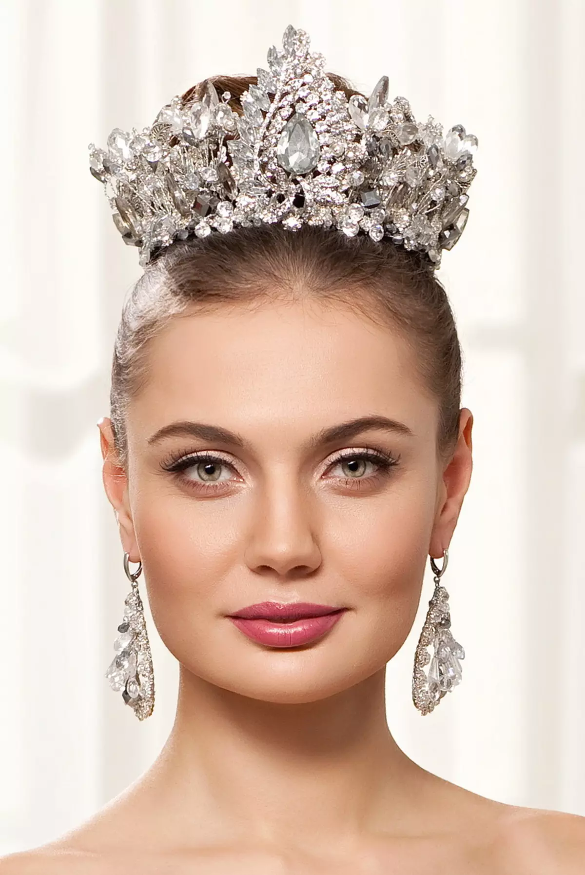 Gaya rambut karo Crown (54 foto): Pilih gaya rambut kanthi kudung lan makutha kanggo panganten wanita 7962_22