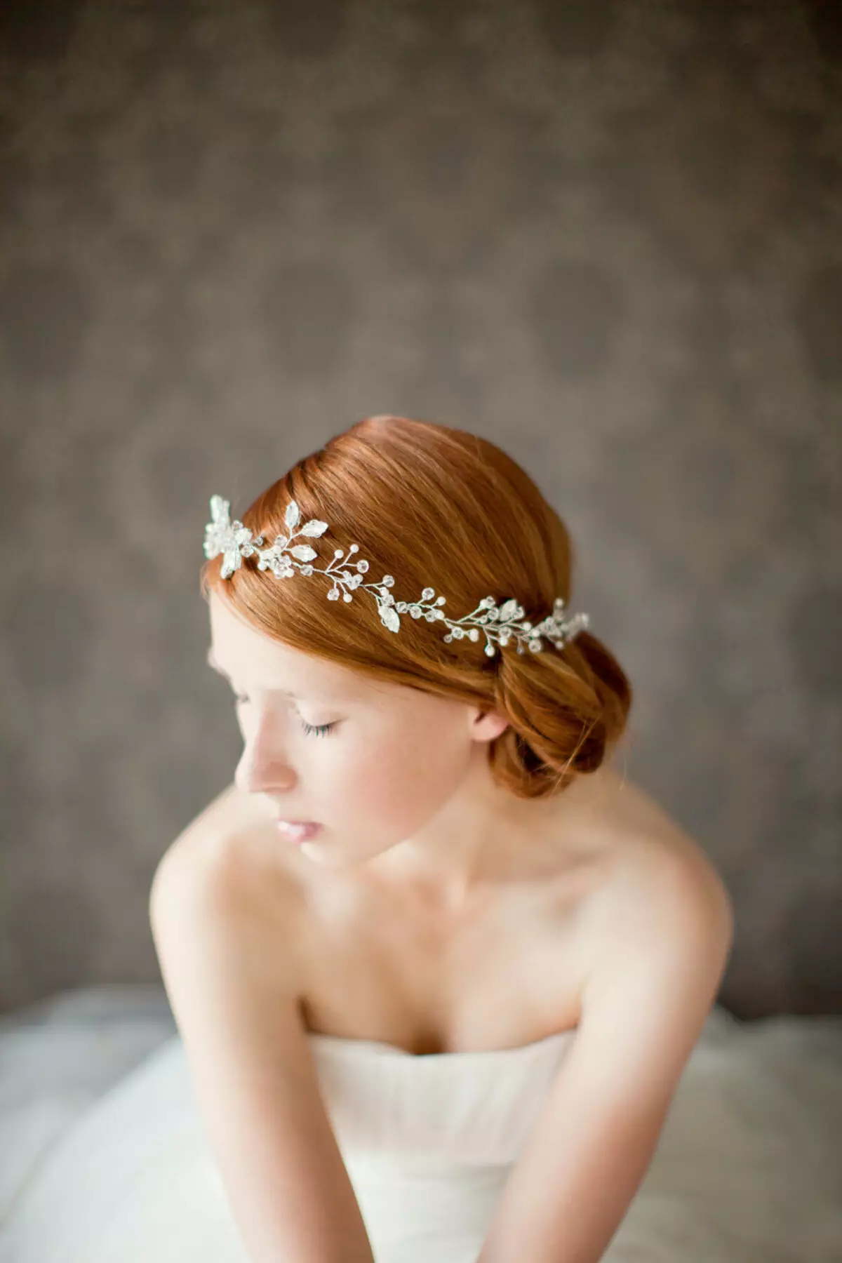 Gaya rambut perkahwinan dengan mahkota (54 foto): Pilih gaya rambut dengan tudung dan mahkota untuk pengantin perkahwinan 7962_23