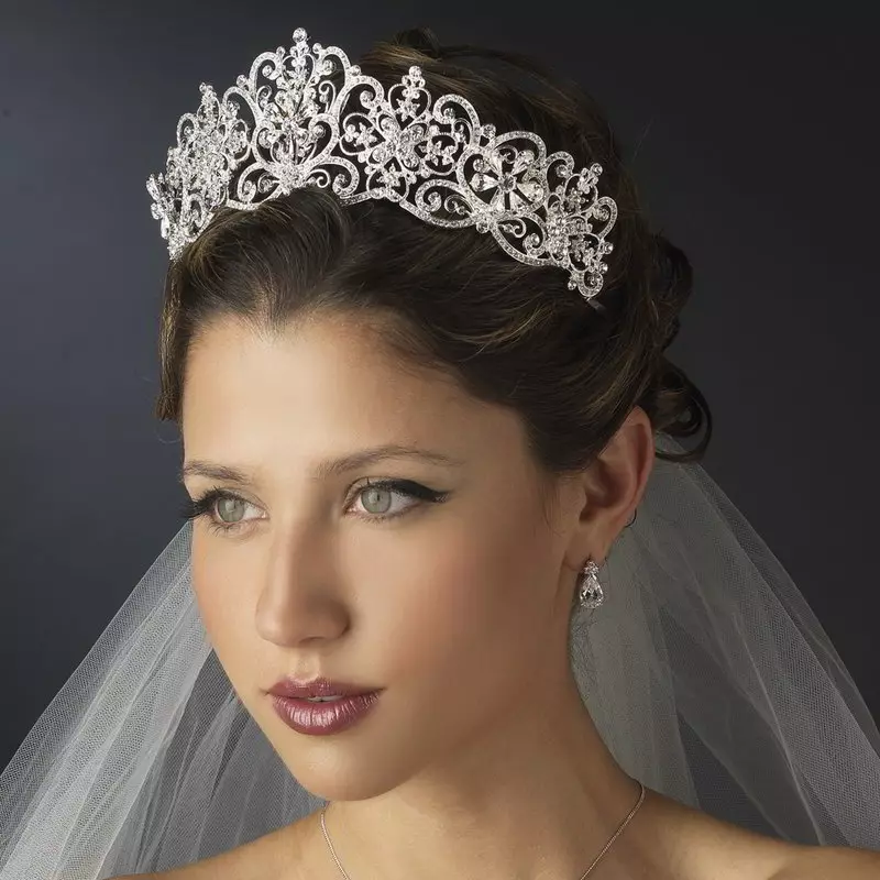 Gaya rambut perkahwinan dengan mahkota (54 foto): Pilih gaya rambut dengan tudung dan mahkota untuk pengantin perkahwinan 7962_33