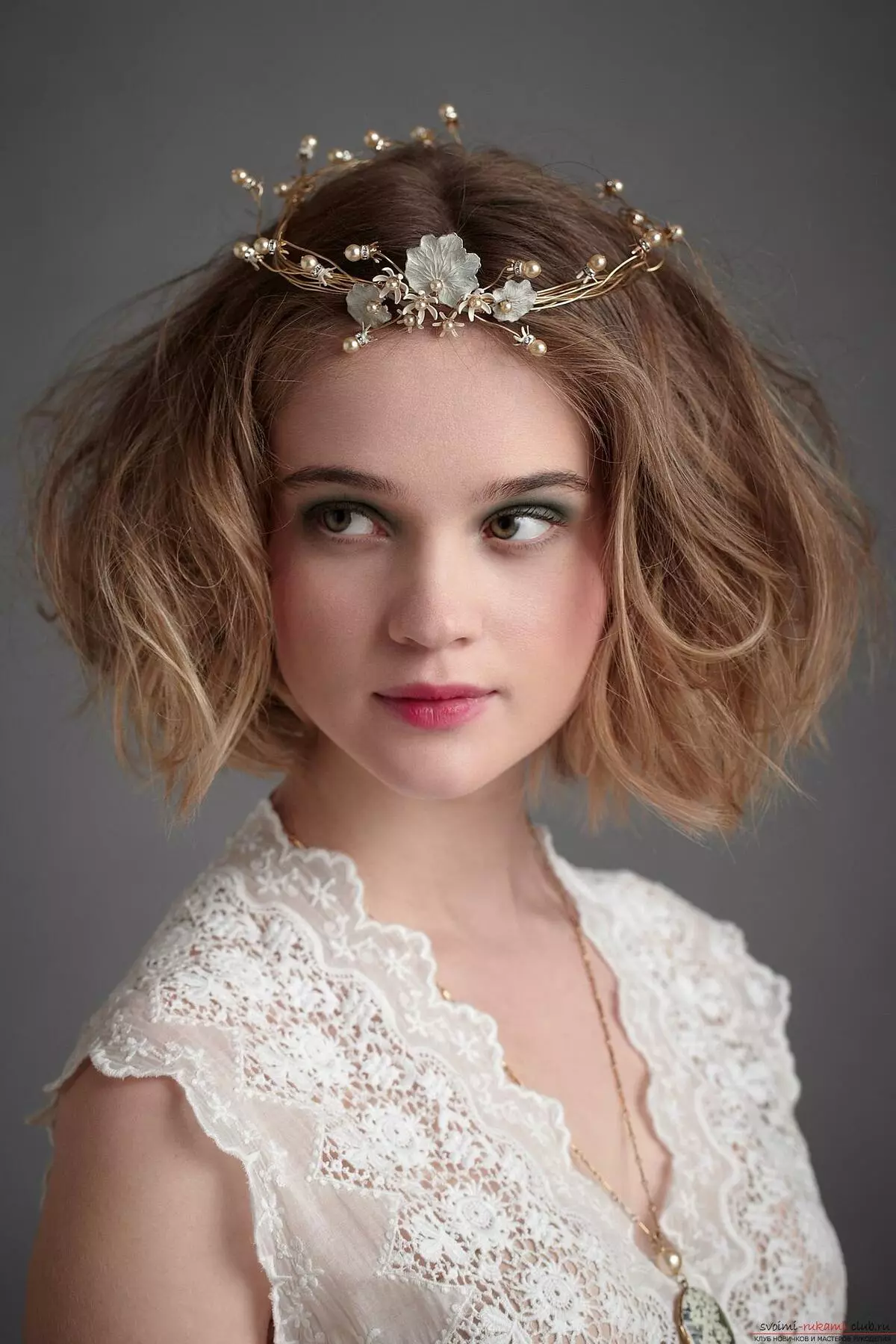 Gaya rambut karo Crown (54 foto): Pilih gaya rambut kanthi kudung lan makutha kanggo panganten wanita 7962_34