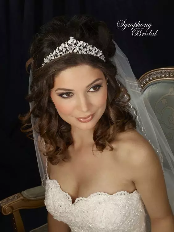 Gaya rambut perkahwinan dengan mahkota (54 foto): Pilih gaya rambut dengan tudung dan mahkota untuk pengantin perkahwinan 7962_36