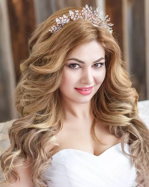 Kab tshoob hairstyles nrog yas (54 duab): xaiv ib tug hairstyle nrog ib daim ntaub thaiv thiab ib tug crown rau ib tug kab tshoob nkauj nyab 7962_39