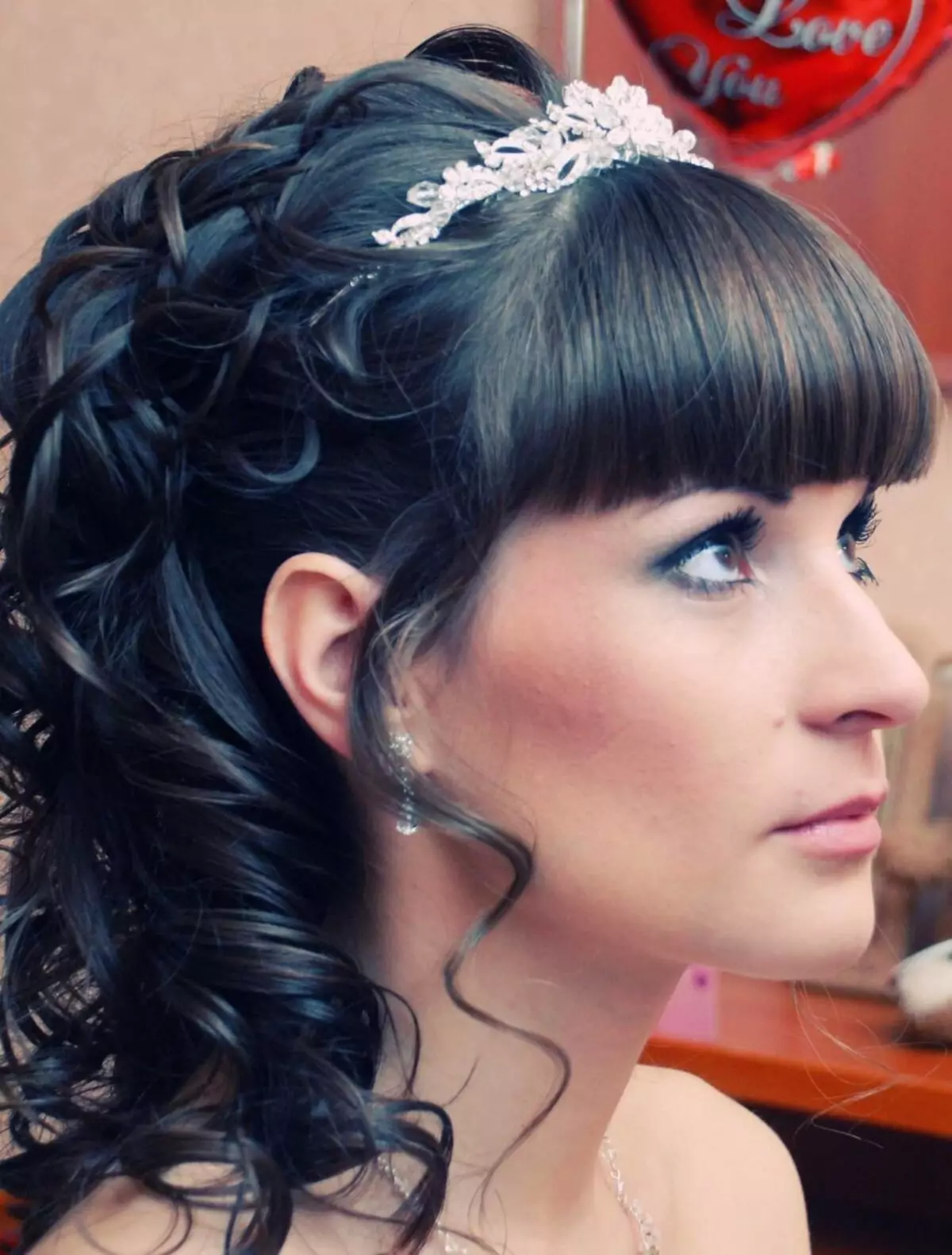 Gaya rambut karo Crown (54 foto): Pilih gaya rambut kanthi kudung lan makutha kanggo panganten wanita 7962_42