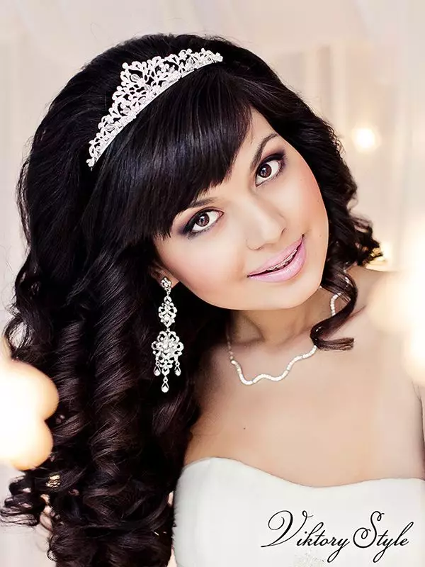 Kab tshoob hairstyles nrog yas (54 duab): xaiv ib tug hairstyle nrog ib daim ntaub thaiv thiab ib tug crown rau ib tug kab tshoob nkauj nyab 7962_43