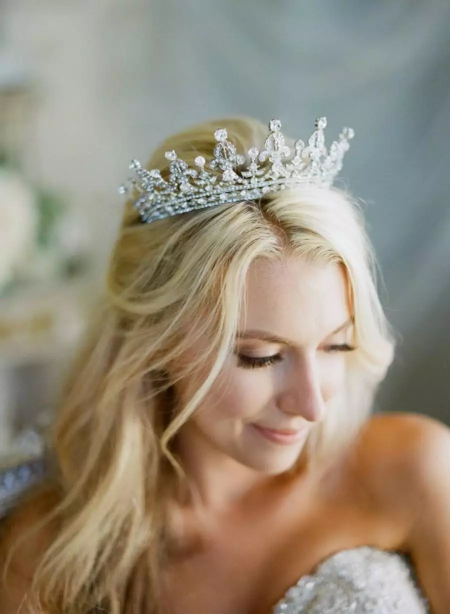 Gaya rambut perkahwinan dengan mahkota (54 foto): Pilih gaya rambut dengan tudung dan mahkota untuk pengantin perkahwinan 7962_45
