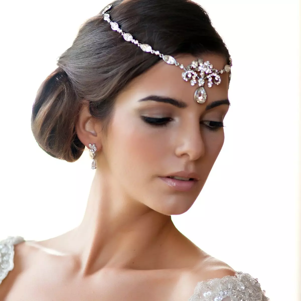 Gaya rambut perkahwinan dengan mahkota (54 foto): Pilih gaya rambut dengan tudung dan mahkota untuk pengantin perkahwinan 7962_48