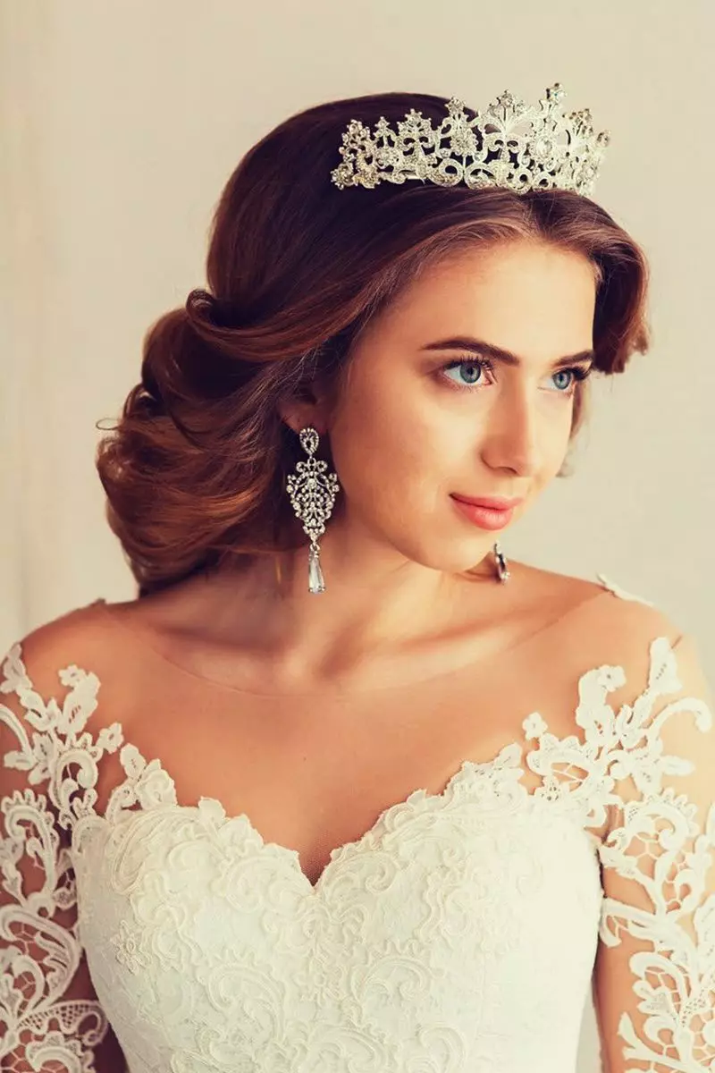 Gaya rambut perkahwinan dengan mahkota (54 foto): Pilih gaya rambut dengan tudung dan mahkota untuk pengantin perkahwinan 7962_5