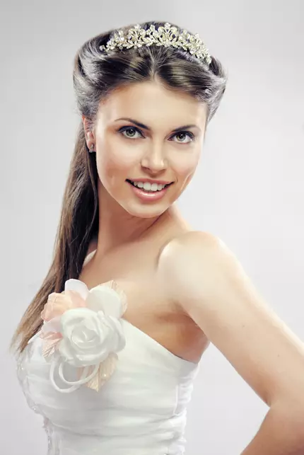 Gaya rambut perkahwinan dengan mahkota (54 foto): Pilih gaya rambut dengan tudung dan mahkota untuk pengantin perkahwinan 7962_50