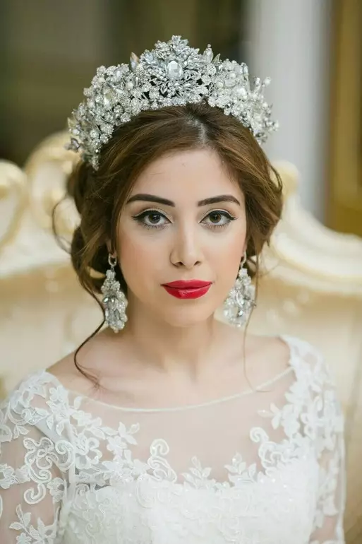 Gaya rambut perkahwinan dengan mahkota (54 foto): Pilih gaya rambut dengan tudung dan mahkota untuk pengantin perkahwinan 7962_51