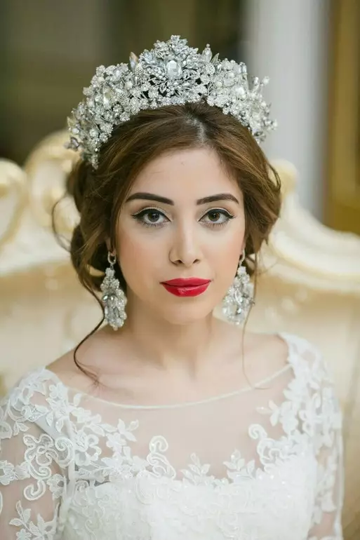 Kab tshoob hairstyles nrog yas (54 duab): xaiv ib tug hairstyle nrog ib daim ntaub thaiv thiab ib tug crown rau ib tug kab tshoob nkauj nyab 7962_51