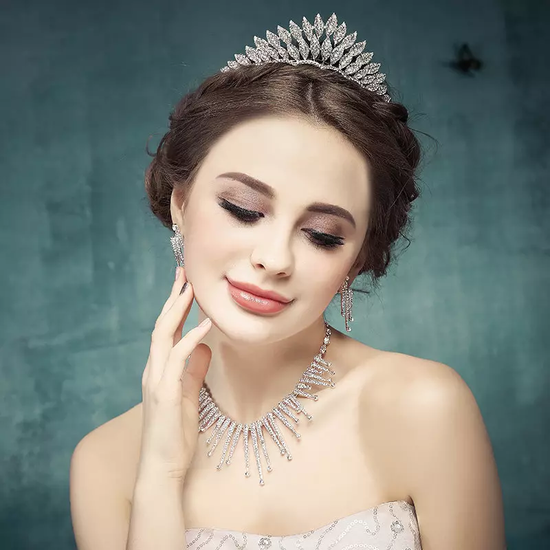 Kab tshoob hairstyles nrog yas (54 duab): xaiv ib tug hairstyle nrog ib daim ntaub thaiv thiab ib tug crown rau ib tug kab tshoob nkauj nyab 7962_53