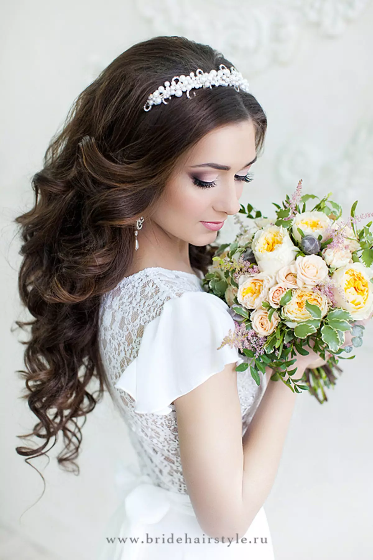 Gaya rambut perkahwinan dengan mahkota (54 foto): Pilih gaya rambut dengan tudung dan mahkota untuk pengantin perkahwinan 7962_8
