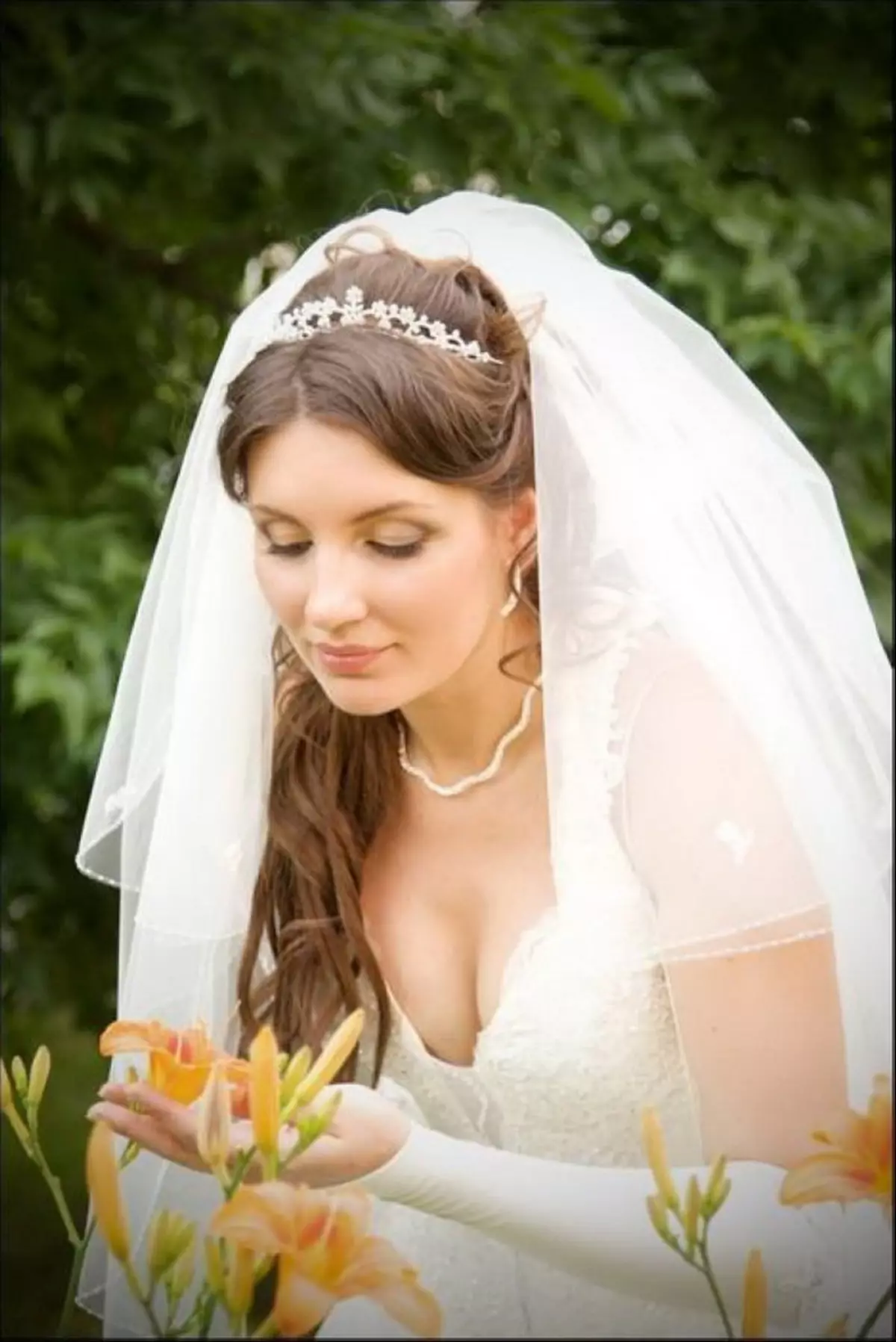 Свадба фризури со Diadhem и Fata (54 фотографии): Висок стил со цвеќиња за свадба за невестата и други опции во фази 7966_10