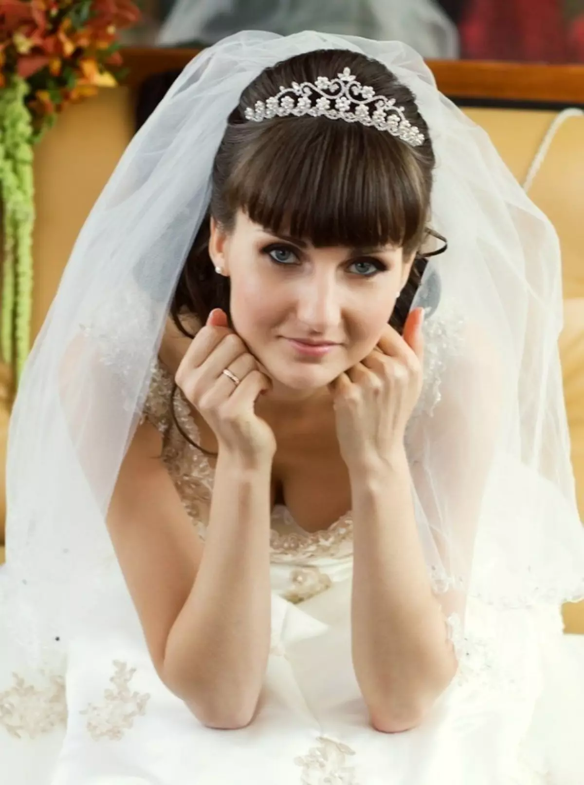 Bryllup frisyrer med diadhem og fata (54 bilder): Høy styling med blomster til bryllupet for bruden og andre alternativer i etapper 7966_11