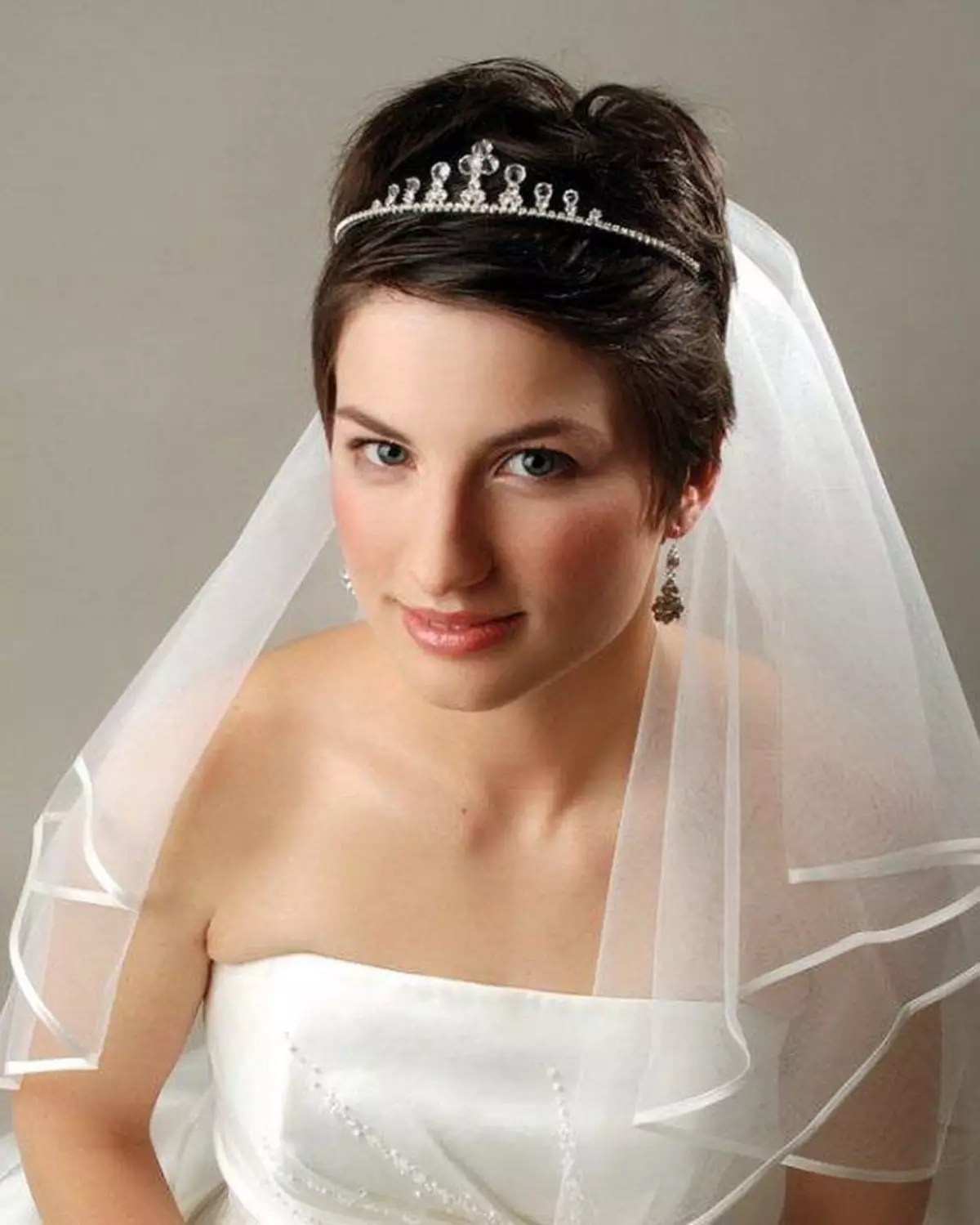 Penteados de casamento com diadhem e fatia (54 fotos): estilo alto com flores para o casamento para a noiva e outras opções em etapas 7966_16