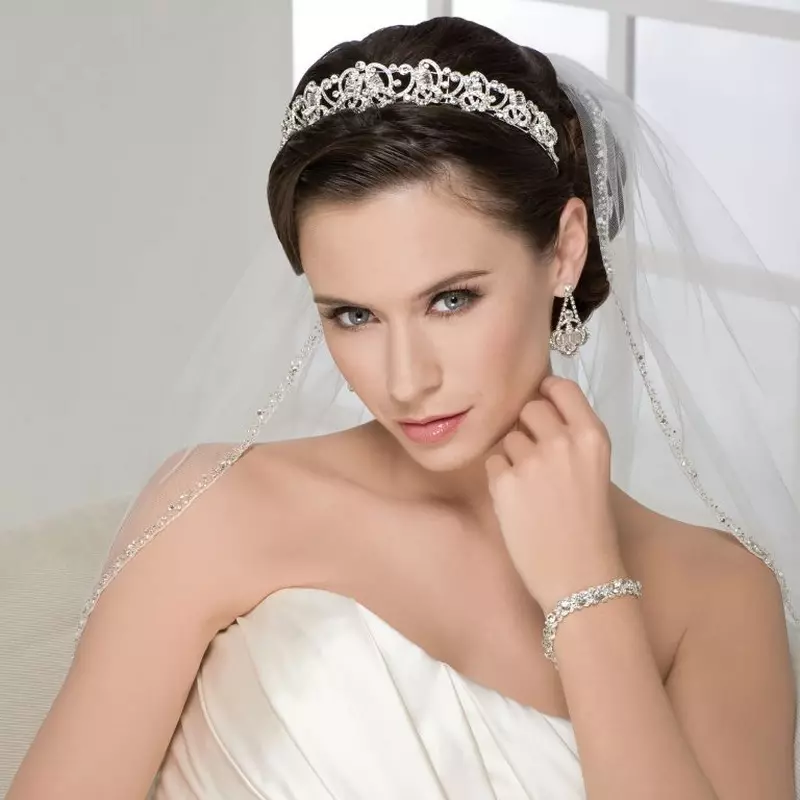 Svatební účesy s diadhem a FATA (54 fotek): Vysoký styling s květinami pro svatbu pro nevěstu a další možnosti ve fázích 7966_18