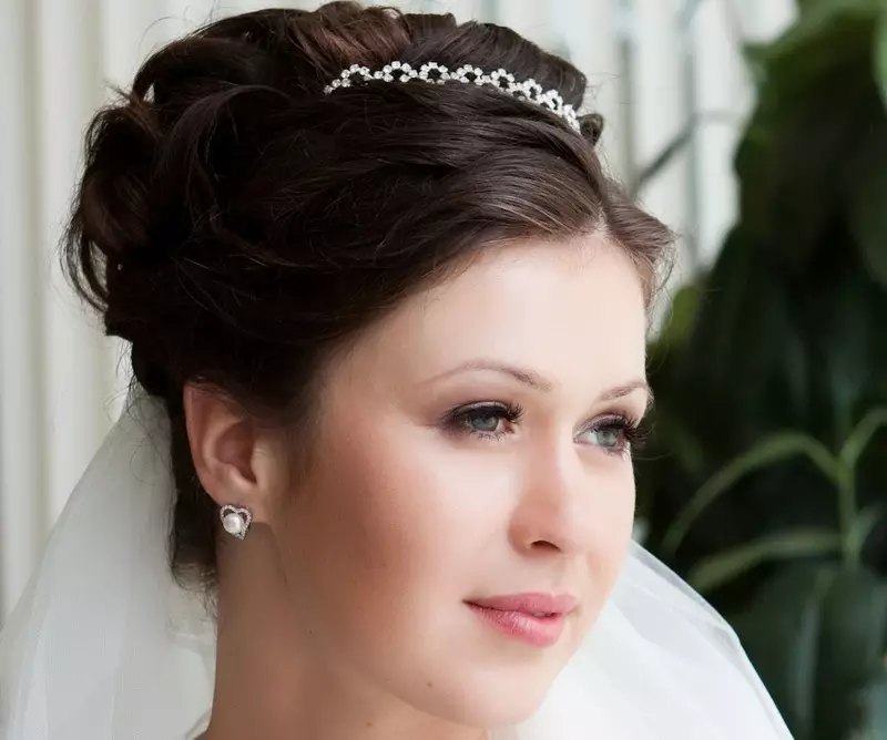 Vjenčane frizure sa dijadhemom i fata (54 fotografije): visoko oblikovanje s cvijećem za vjenčanje za mladenku i druge opcije u fazama 7966_19
