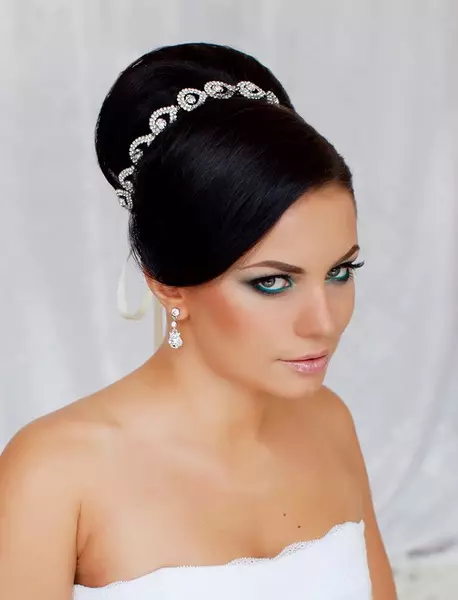 تسريحات الشعر الزفاف مع Diadhem و FATA (54 صورة): تصميم عالية مع الزهور لحضور حفل زفاف العروس وغيرها من الخيارات في المراحل 7966_25