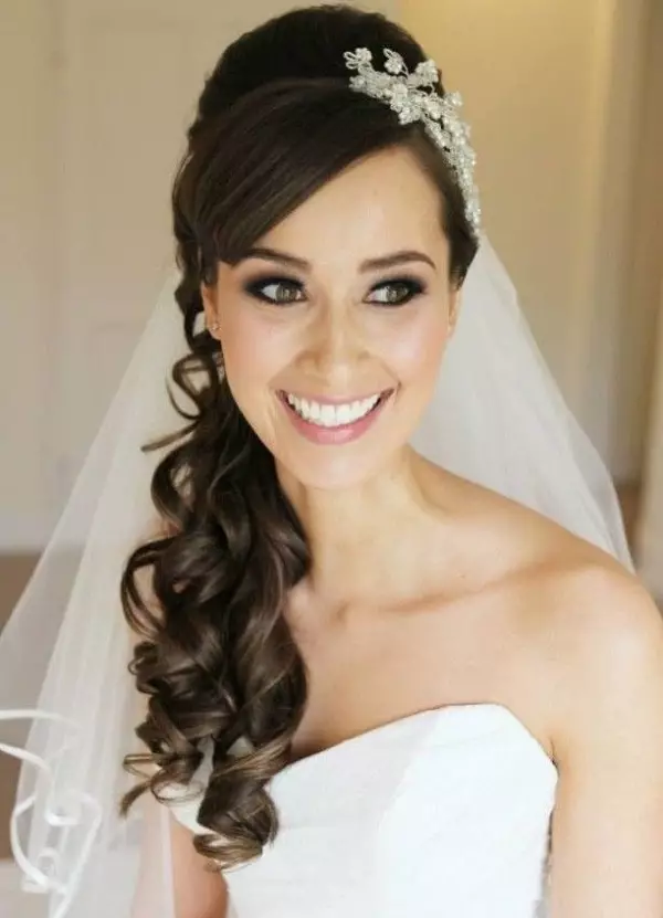 Penteados de casamento com diadhem e fatia (54 fotos): estilo alto com flores para o casamento para a noiva e outras opções em etapas 7966_27