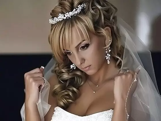 Весільні зачіски з діадемою і фатою (54 фото): високі укладки з квітами на весілля для нареченої і інші варіанти поетапно 7966_29