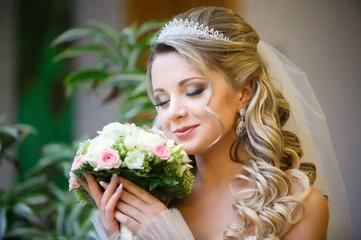 Peiteados de matrimonio con Diadhem e Fata (54 fotos): Alto estilo con flores para a voda para a noiva e outras opcións en etapas 7966_3
