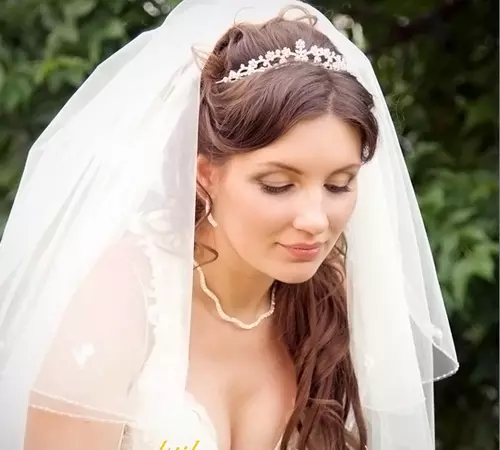 Bryllup frisurer med diadhem og fata (54 billeder): Høj styling med blomster til brylluppet for bruden og andre muligheder i etaper 7966_31