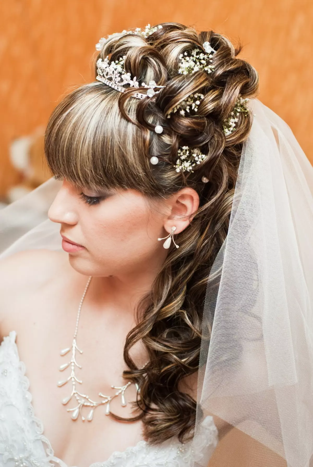 Вјенчане фризуре са дијадхемом и фатом (54 фотографије): Високо стил са цвећем за венчање за младенку и друге опције у фазама 7966_33