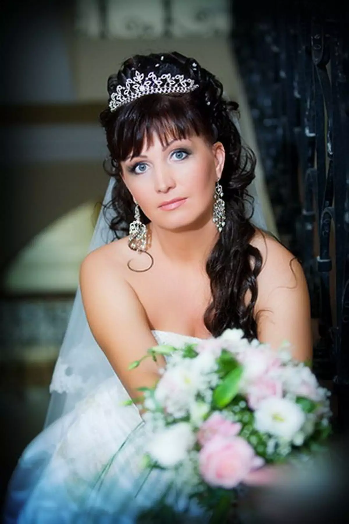 Bryllup frisurer med diadhem og fata (54 billeder): Høj styling med blomster til brylluppet for bruden og andre muligheder i etaper 7966_34
