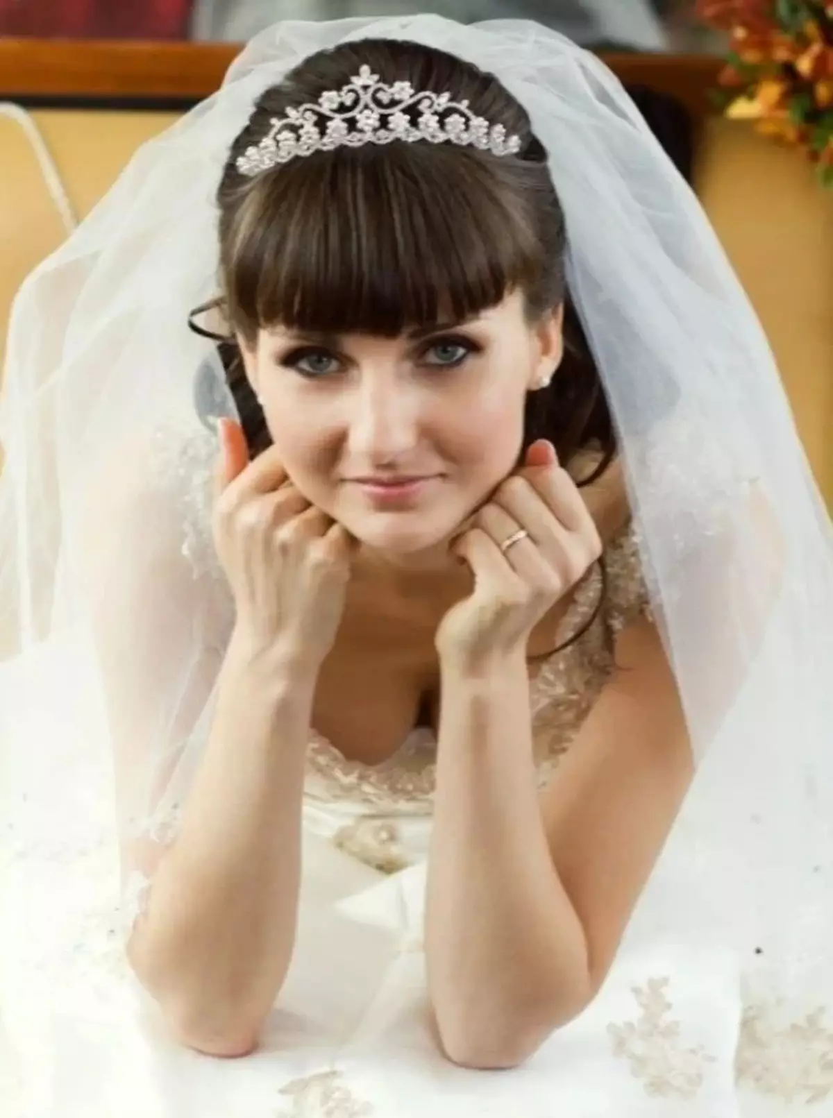 Svatební účesy s diadhem a FATA (54 fotek): Vysoký styling s květinami pro svatbu pro nevěstu a další možnosti ve fázích 7966_35