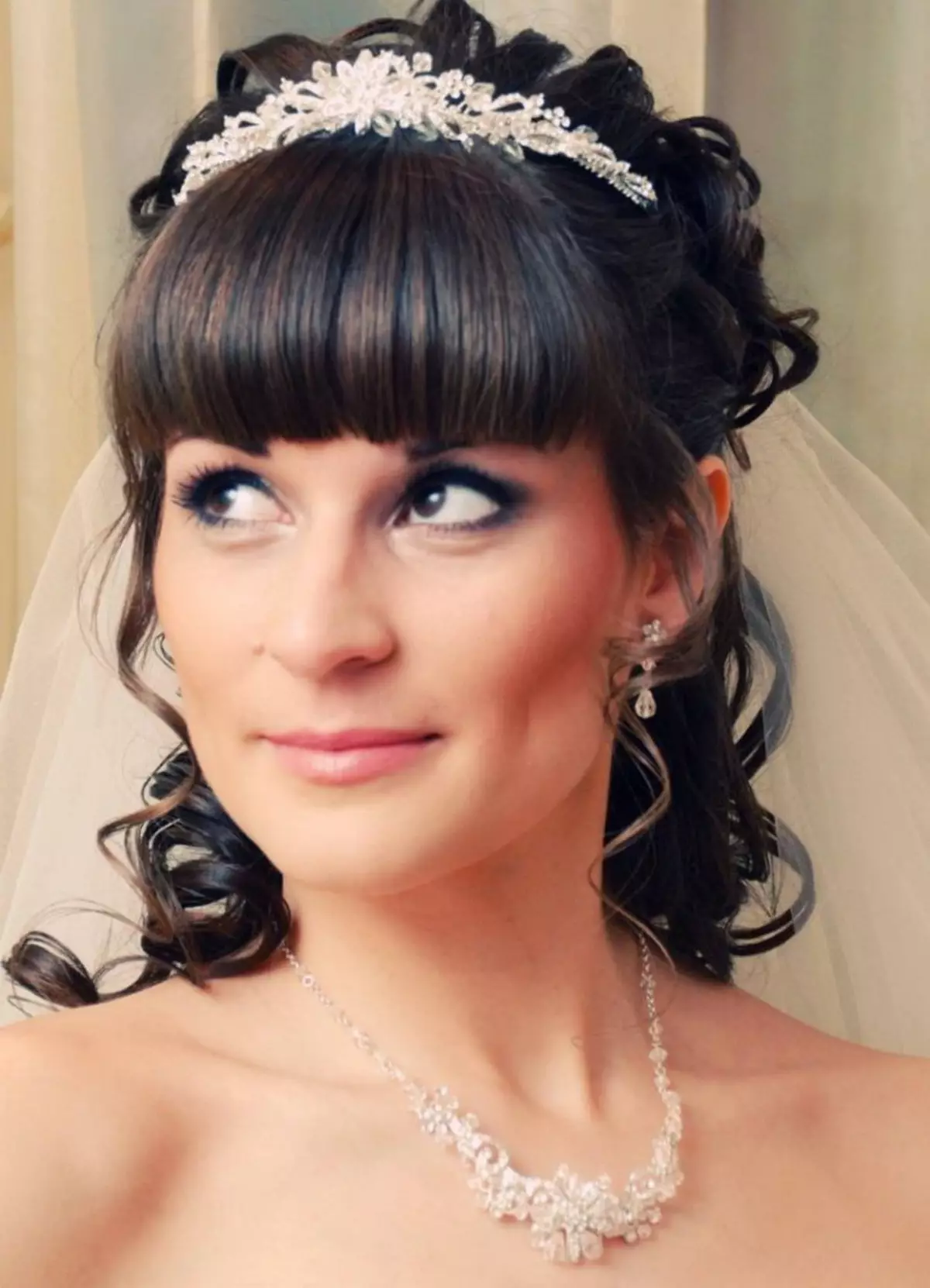 Hairstyles γάμου με διαδήλωση και Fata (54 φωτογραφίες): Υψηλή Styling με λουλούδια για το γάμο για τη νύφη και άλλες επιλογές στα στάδια 7966_36