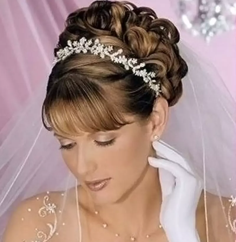 تسريحات الشعر الزفاف مع Diadhem و FATA (54 صورة): تصميم عالية مع الزهور لحضور حفل زفاف العروس وغيرها من الخيارات في المراحل 7966_37