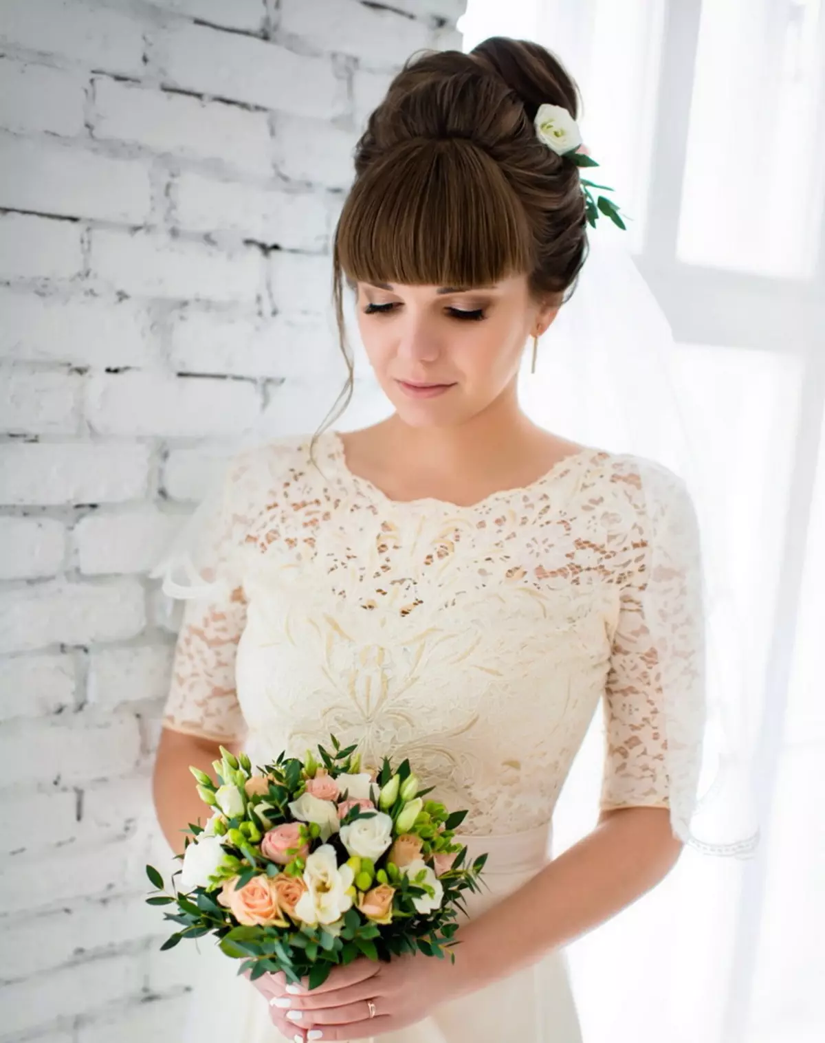 Свадба фризури со Diadhem и Fata (54 фотографии): Висок стил со цвеќиња за свадба за невестата и други опции во фази 7966_38