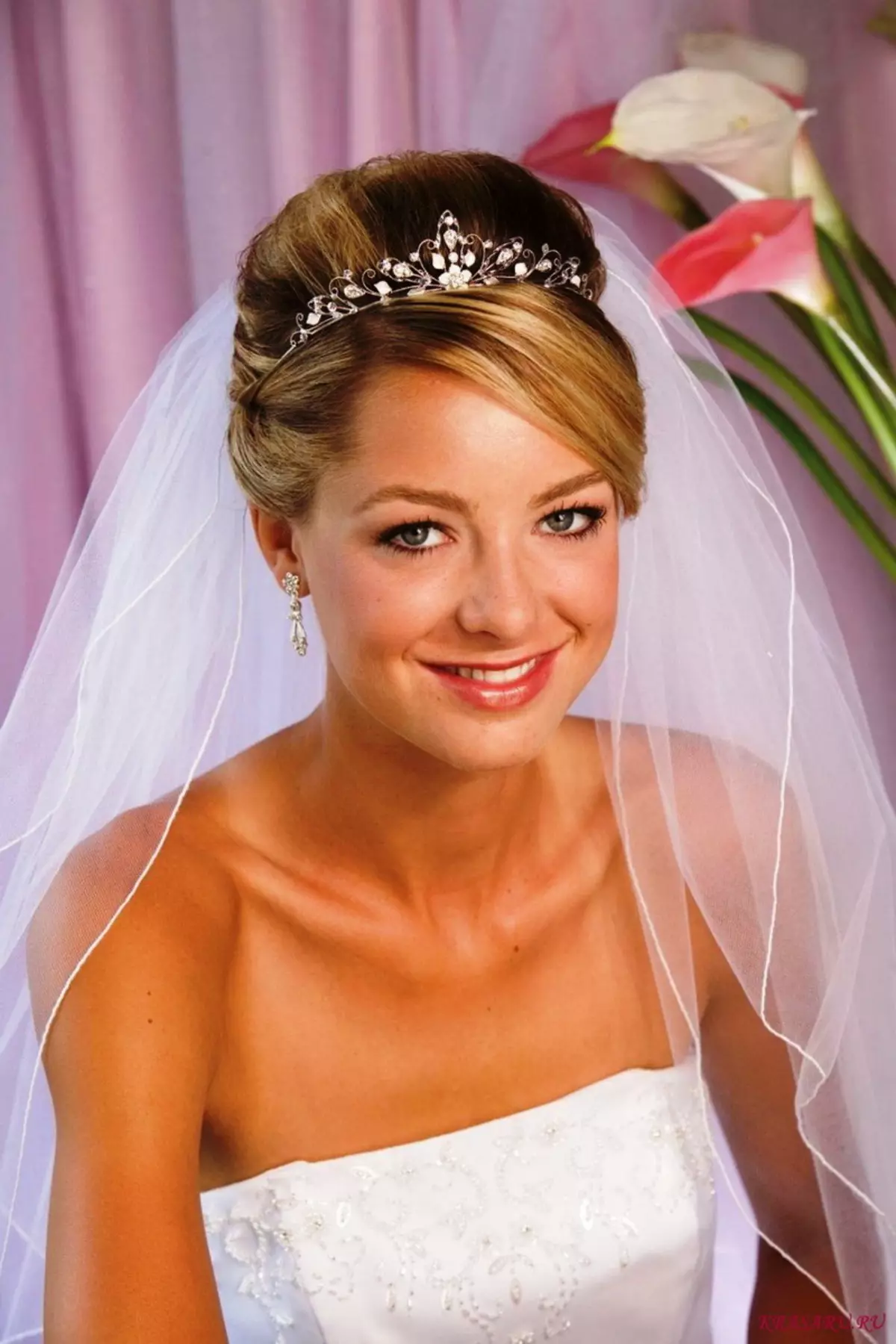 Hairstyles martese me diadem dhe feta (54 foto): styling lartë me lule për dasmën për nusen dhe opsione të tjera në faza 7966_4
