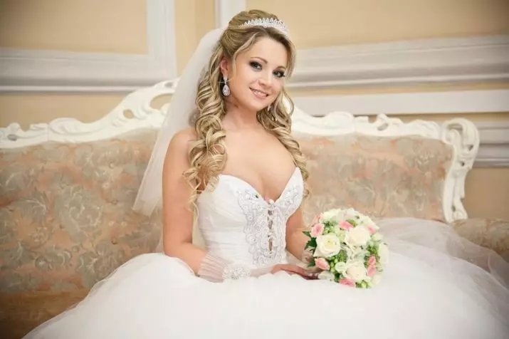 Esküvői frizurák Diadhem és Fata (54 fotók): magas stílusú virágok az esküvő számára a menyasszony és egyéb lehetőségek 7966_40