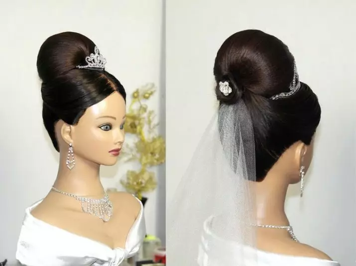 Hairstyles γάμου με διαδήλωση και Fata (54 φωτογραφίες): Υψηλή Styling με λουλούδια για το γάμο για τη νύφη και άλλες επιλογές στα στάδια 7966_47
