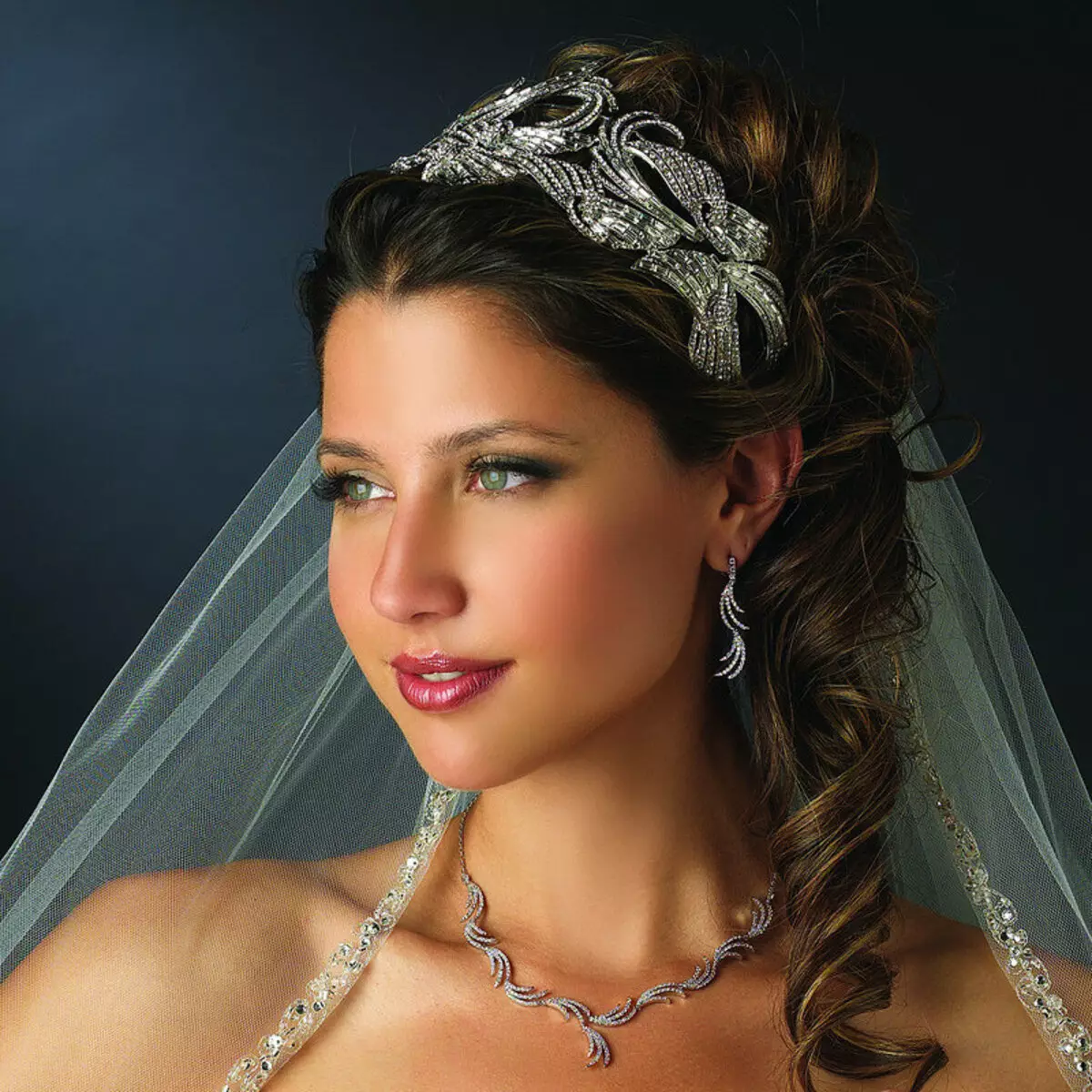 Wedding haarstyle met diadhem en fata (54 foto's): hoë styling met blomme vir die troue vir die bruid en ander opsies in fases 7966_48