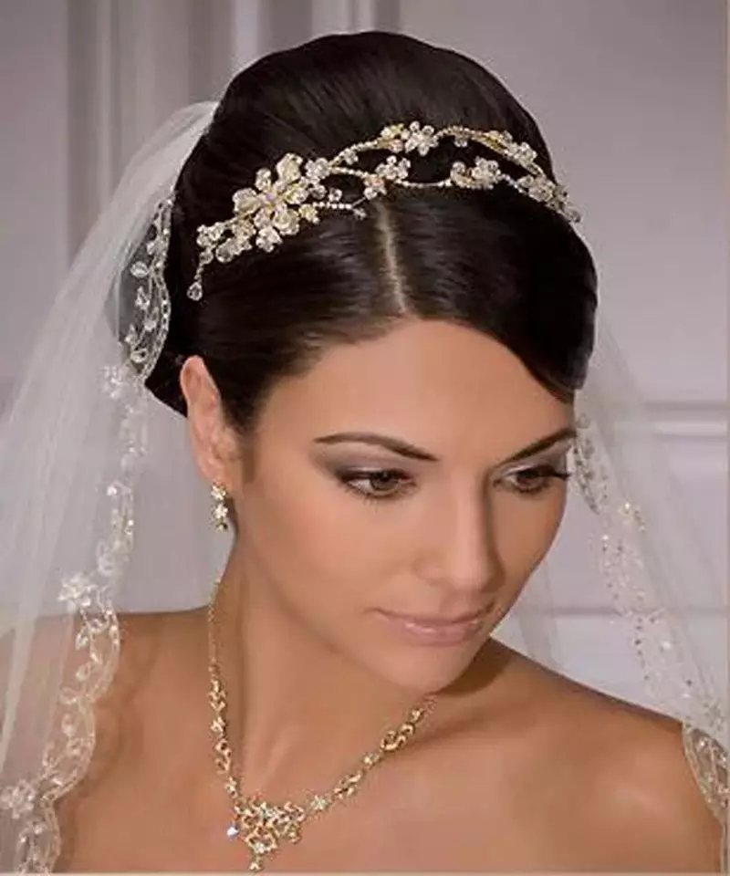 Gaya rambut pernikahan dengan diadhem dan fata (54 foto): Styling tinggi dengan bunga untuk pernikahan untuk pengantin dan pilihan lain di tahap 7966_49