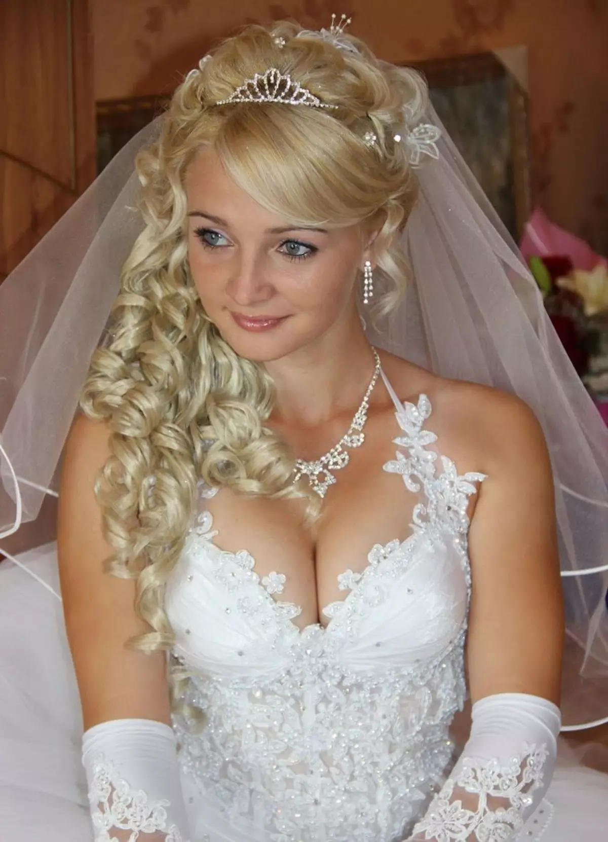 Bruiloft kapsels met Diadhem en Fata (54 foto's): Hoge styling met bloemen voor de bruiloft voor de bruid en andere opties in fasen 7966_5