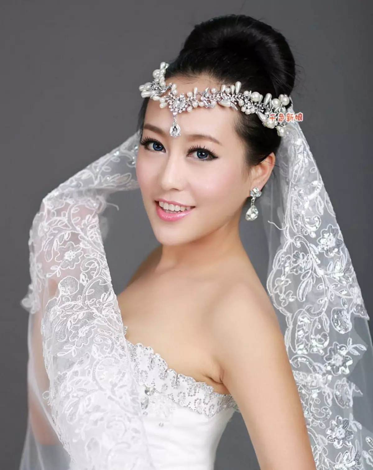 Hairstyles γάμου με διαδήλωση και Fata (54 φωτογραφίες): Υψηλή Styling με λουλούδια για το γάμο για τη νύφη και άλλες επιλογές στα στάδια 7966_50