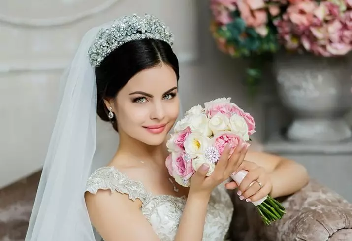 Hairstyles martese me diadem dhe feta (54 foto): styling lartë me lule për dasmën për nusen dhe opsione të tjera në faza 7966_54