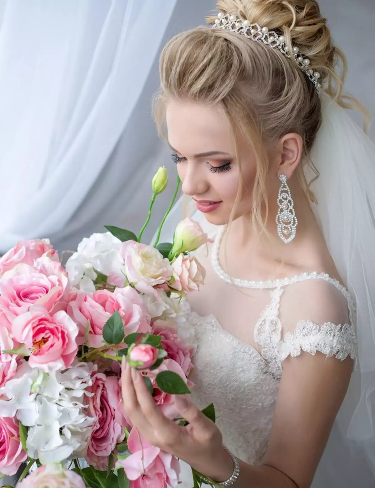 Весільні зачіски з діадемою і фатою (54 фото): високі укладки з квітами на весілля для нареченої і інші варіанти поетапно 7966_7