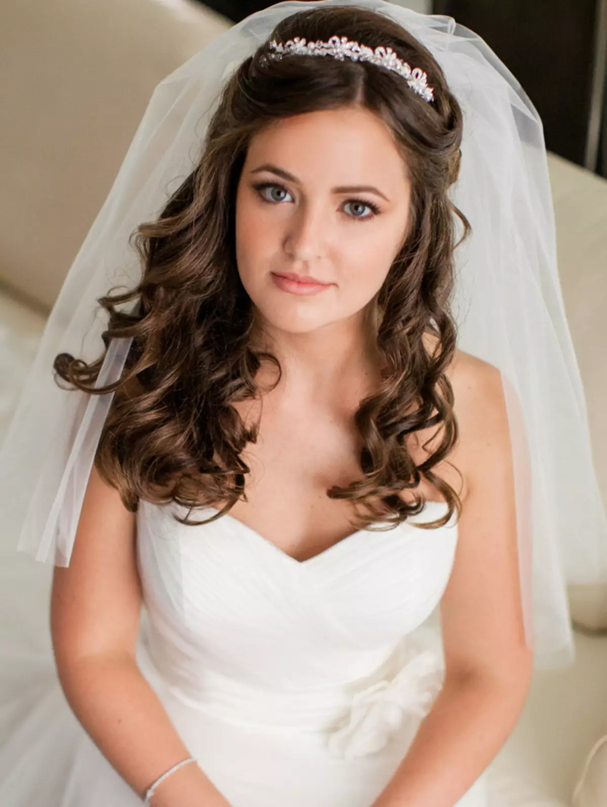 Svatební účesy s diadhem a FATA (54 fotek): Vysoký styling s květinami pro svatbu pro nevěstu a další možnosti ve fázích 7966_8