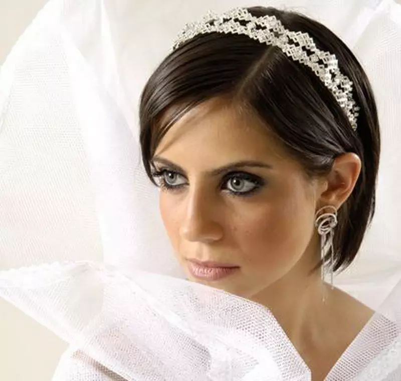 Esküvői frizurák a fátyolok rövid hajjal (44 fotó): Styling ötletek a menyasszony számára 7967_10