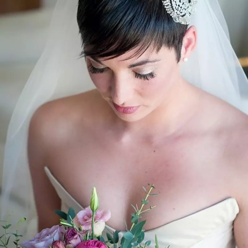 Hairstyles γάμου με πέπλα σε μικρά μαλλιά (44 φωτογραφίες): ιδέες στυλ για τη νύφη 7967_11