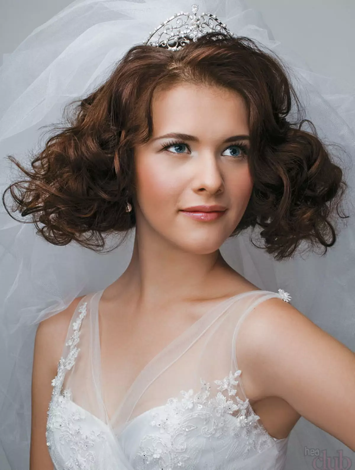 Hairstyles γάμου με πέπλα σε μικρά μαλλιά (44 φωτογραφίες): ιδέες στυλ για τη νύφη 7967_13