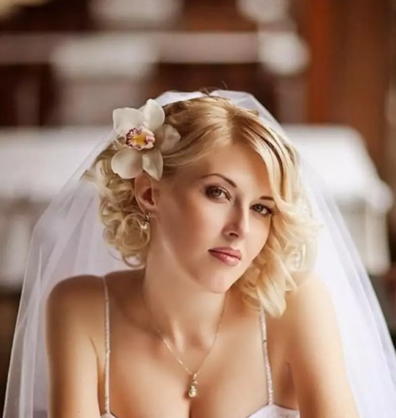 Esküvői frizurák a fátyolok rövid hajjal (44 fotó): Styling ötletek a menyasszony számára 7967_16