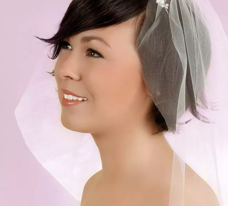 hairstyles Wedding ທີ່ມີຜ້າຄຸມກ່ຽວກັບຜົມສັ້ນ (44 ຮູບພາບ): ແນວຄວາມຄິດຂອງເຈົ້າສາວສໍາລັບເຈົ້າສາວ 7967_18