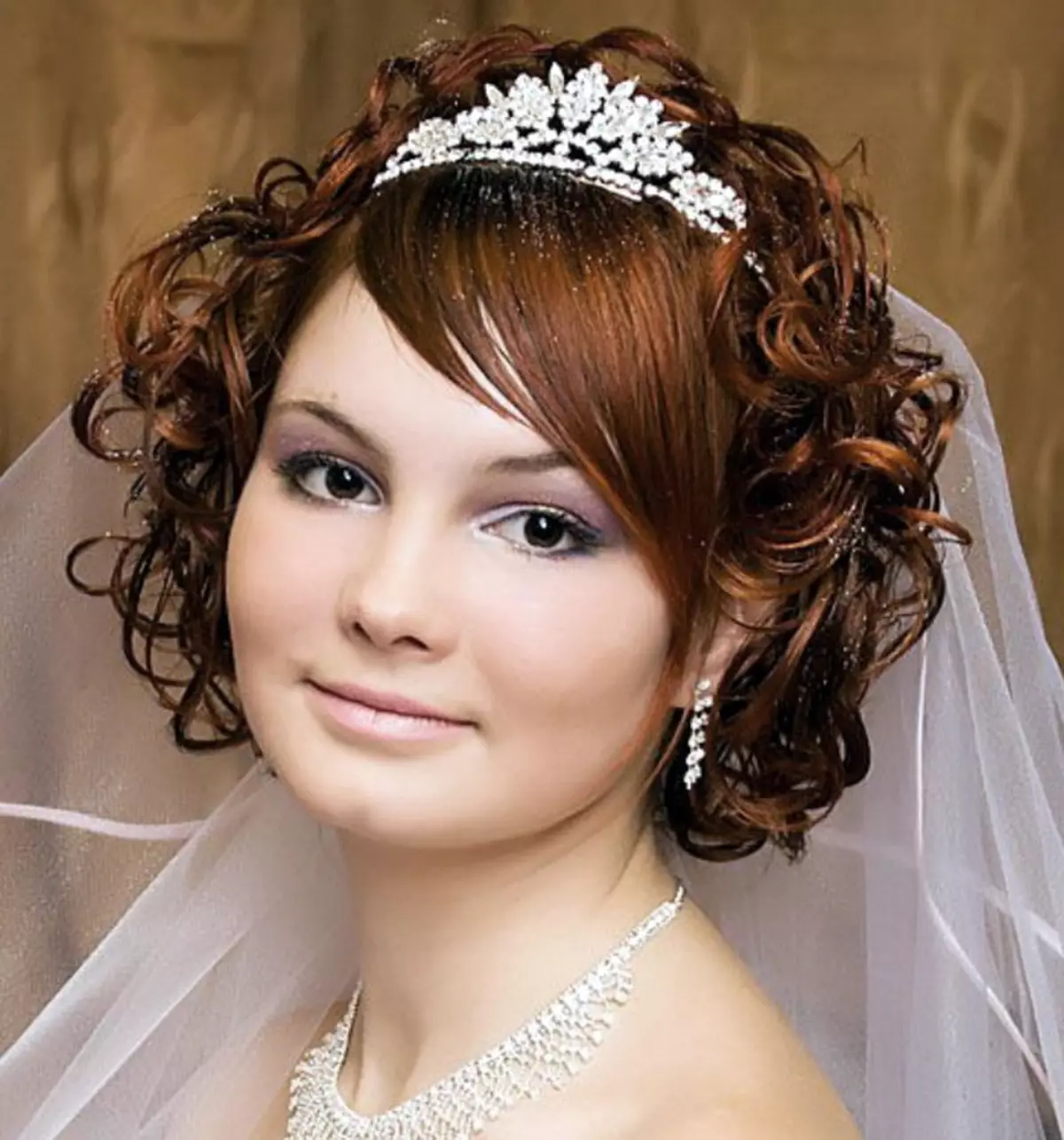 Gaya rambut Perkawinan kanthi Tudung ing Rambut Short (44 Foto): Gagasan gaya kanggo Pengantin 7967_21